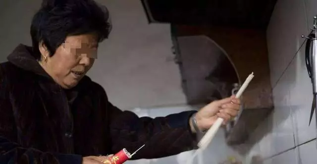 老公接婆婆來城裡住,周末鄰居說的一番話,妻子飲泣吞聲回家