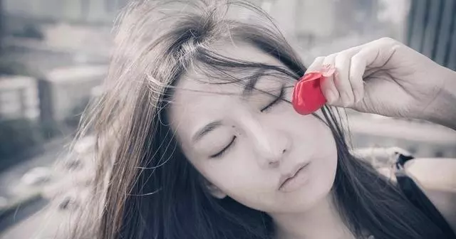 喝醉酒打老婆,她忍痛給俺下碗面,隔天摸摸冷卻的被窩,俺癱在地