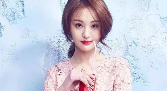 在一段成功的感情里,聰明的女人一般不會主動聯繫男人!