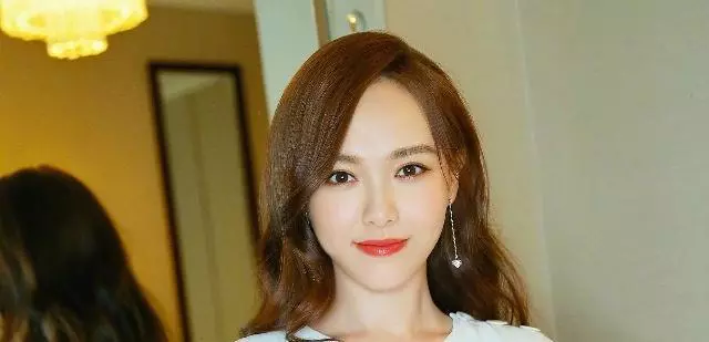 在一段成功的感情里,聰明的女人一般不會主動聯繫男人!