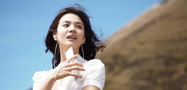 在一段成功的感情里,聰明的女人一般不會主動聯繫男人!
