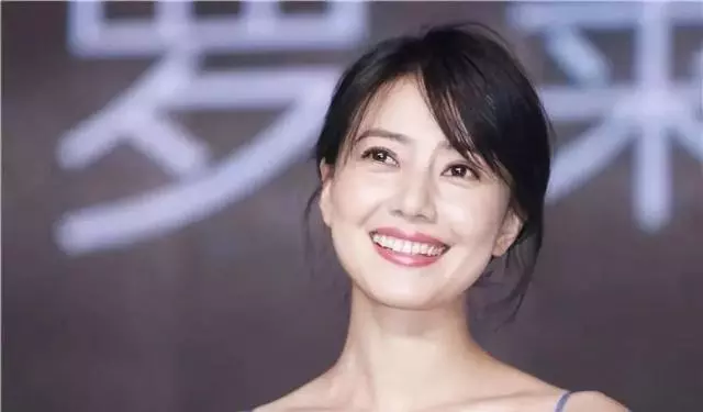 在一段成功的感情里,聰明的女人一般不會主動聯繫男人!