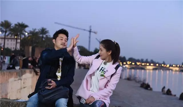 在一段成功的感情里,聰明的女人一般不會主動聯繫男人!
