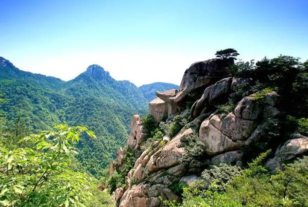 兒媳不孝,將婆婆趕上山以豬食喂她,天降神雷,劈齣兒媳黑心!