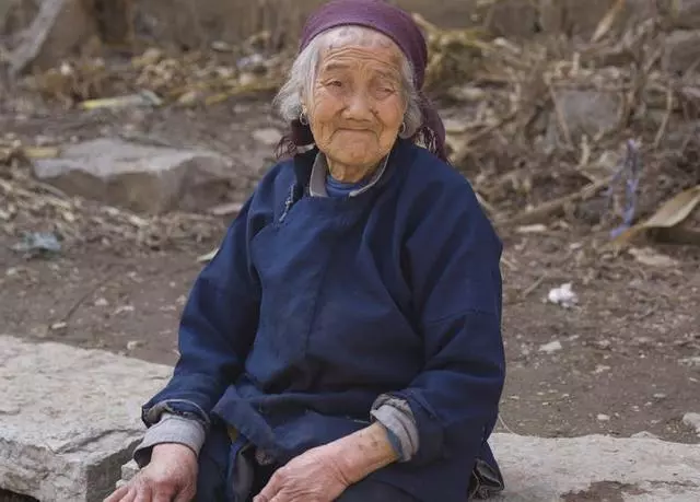 兒媳不孝,將婆婆趕上山以豬食喂她,天降神雷,劈齣兒媳黑心!