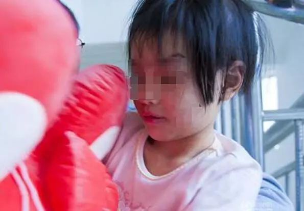後媽虐待女兒導致住院,回家清理東西得知真相,嚇的癱瘓在地