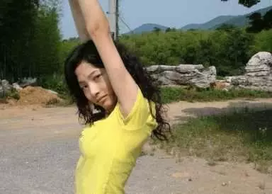 婚禮上岳丈當眾侮辱我瘸腿的爸,老婆幾句話,爸流淚掏出了一個包