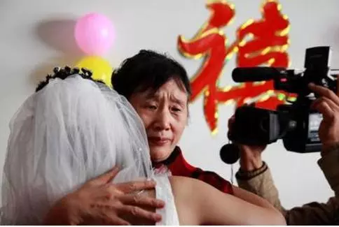 我出嫁媽大放鞭炮慶祝把我掃地出門,她臨終留給我的箱子讓我慟哭