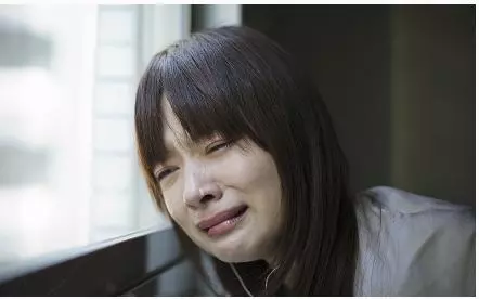 我出嫁媽大放鞭炮慶祝把我掃地出門,她臨終留給我的箱子讓我慟哭
