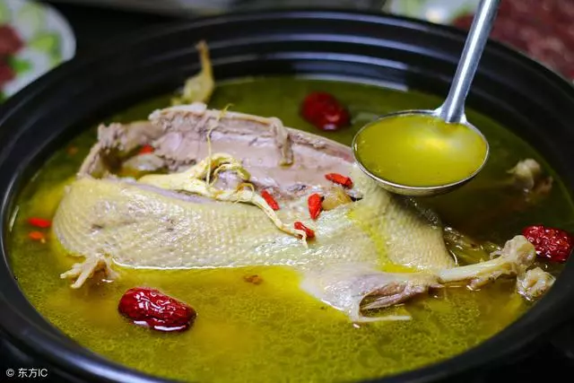 晨起出現4種現象,可能血液粘稠了,不想血管「堵」要少碰4種食物