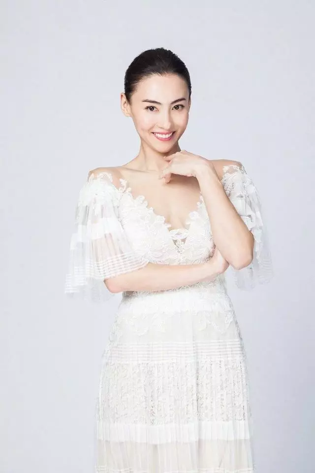 張柏芝三胎產子後寫真曝光,一身白裙清新驚艷,美得沒有時間痕跡