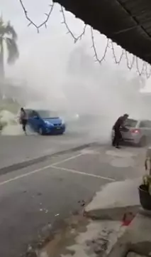 叫警察來就怕你嗎?囂張暴徒無視警察持當街斬人。