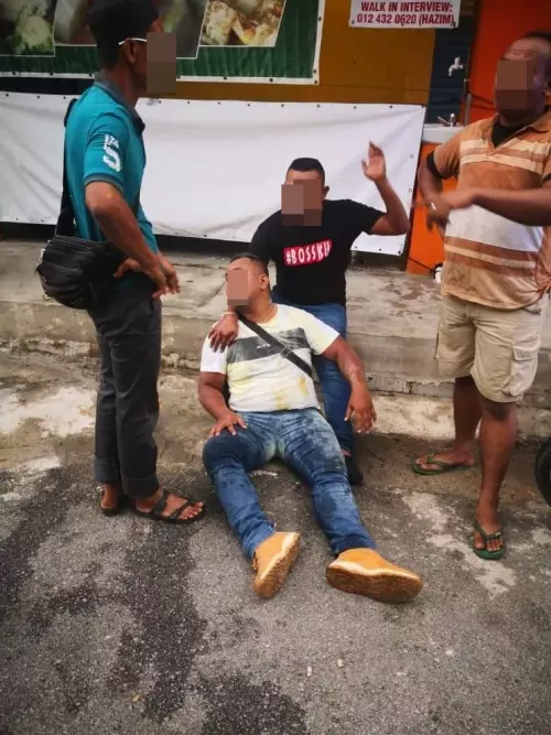 叫警察來就怕你嗎?囂張暴徒無視警察持當街斬人。