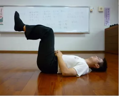 這個動作每天睡前做15分鐘,三天後發現... 再也不會「半夜爬起來」上廁所了!