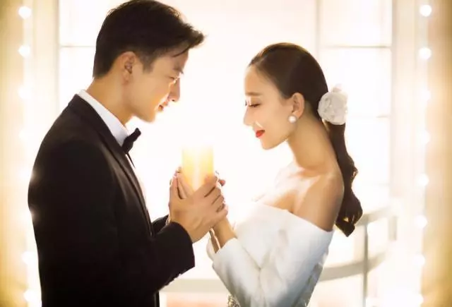 新婚夜和老公爭吵,我賭氣睡沙發,婆婆在一旁偷笑,推開門我愣了