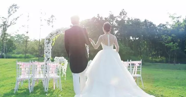 我請假去參加姐姐婚禮,賓客中看到一個人,我堅持要姐姐取消婚禮