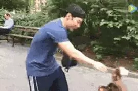 知道狗鼻子有多厲害後……出門再也不敢摸別的狗了