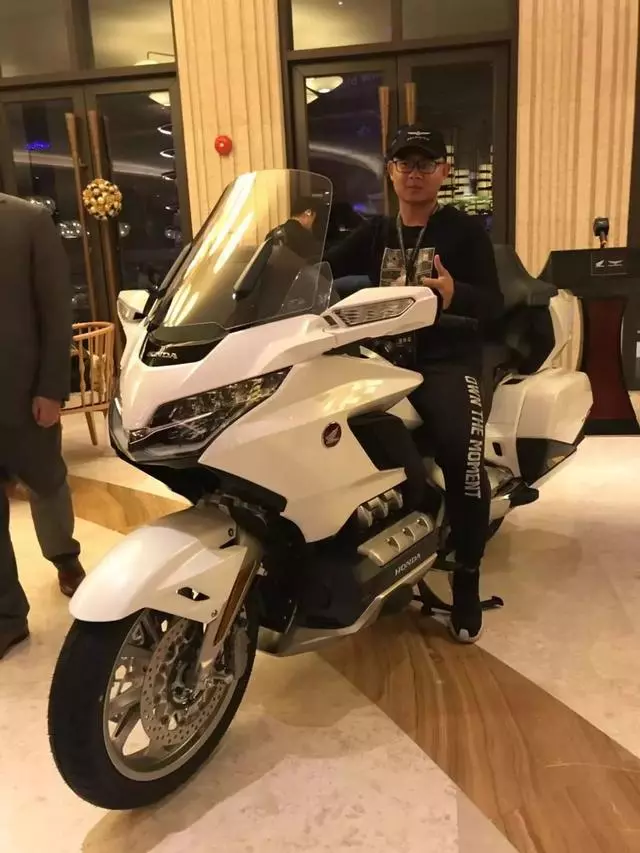 搭載水平對置六缸發動機的不一定是保時捷 可能是輛摩托車喲