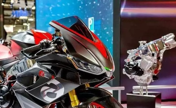 阿普利亞推出600cc仿賽車型,外觀犀利動力十足,只因競爭日系!