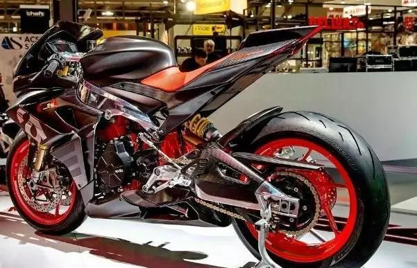 阿普利亞推出600cc仿賽車型,外觀犀利動力十足,只因競爭日系!