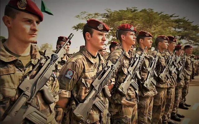 法國暴動擴大,軍警搞不定,馬克龍為什麼不找外籍軍團?