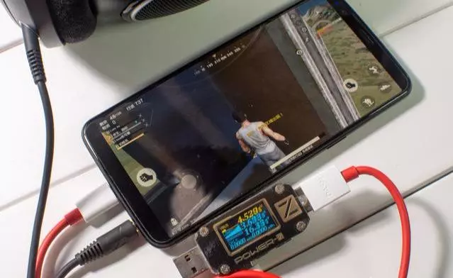 闢謠:手機一邊玩一邊充電到底有危險沒有