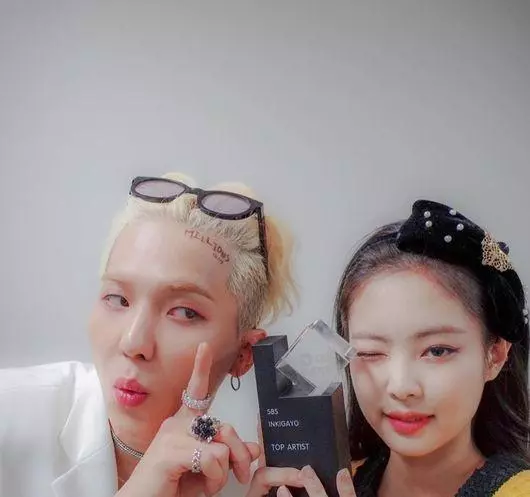 Jennie最後一次公開打榜，穩拿第一！和宋旻浩一起合影紀念