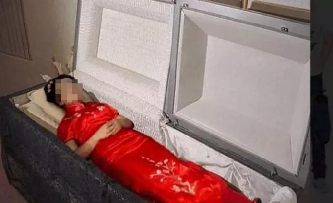 女子難產身亡,婆婆為省錢埋後院,夜裡有人敲窗,推開一瞧,蒙了