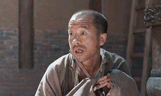 母親猝死,傻兒子無人照顧,鄰居來幫他做飯,一瞧米缸,連夜搬家