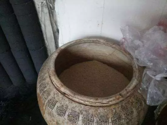 母親猝死,傻兒子無人照顧,鄰居來幫他做飯,一瞧米缸,連夜搬家