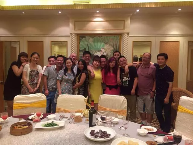 同學十周年聚會,結束後很多人開豪車走了,班長一番話說出了實情