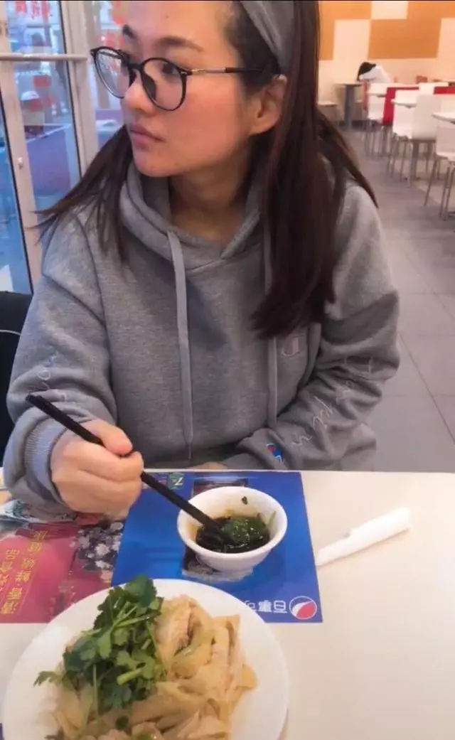 拿完離婚證吃散夥飯,男子嫌棄前妻穿的邋遢,並說婚離對了