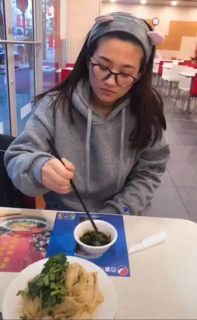 拿完離婚證吃散夥飯,男子嫌棄前妻穿的邋遢,並說婚離對了