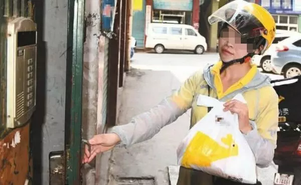 妻子回鄉下,丈夫兼職送外賣,剛敲開客戶的門,他謊稱走錯門了