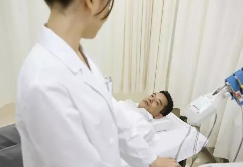 老公自己保管工資卡,他住院時我拿卡去交費,看到餘額我讓他出院
