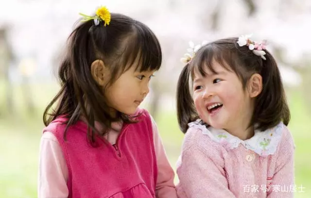 3歲女兒走失半月未歸,6歲男孩說了句悄悄話,媽媽帶著婆婆去報警