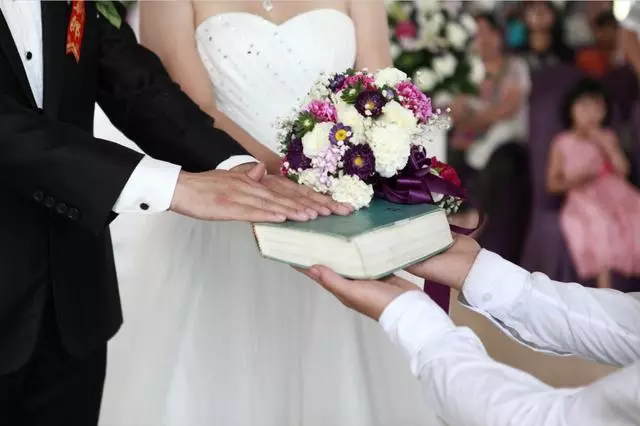 結婚3年兒媳沒懷孕,婆婆洗被單,掀開小兩口的床,婆婆蒙住