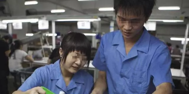 妻子懷孕要葡萄,丈夫跑去買,到門口聽見對話,他把葡萄扔垃圾桶