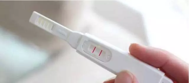 妻子懷孕要葡萄,丈夫跑去買,到門口聽見對話,他把葡萄扔垃圾桶