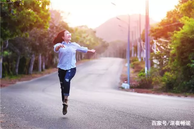 我大婚前男友託人給我禮物,我隨手放箱底,幾年後打開我後悔了!