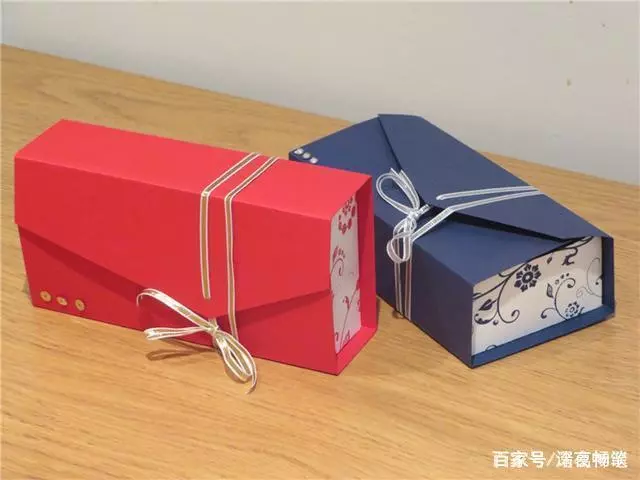 我大婚前男友託人給我禮物,我隨手放箱底,幾年後打開我後悔了!