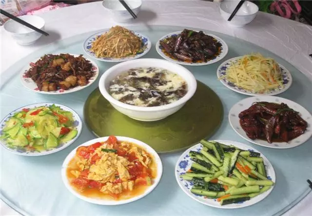 農村女友初次上門吃四碗飯,我媽:這女孩我喜歡,快點娶進門