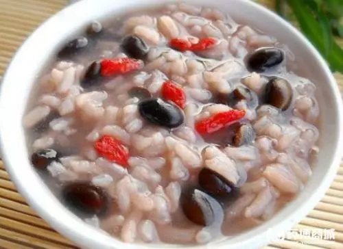 黑豆富含花青素,高蛋白低熱量,與它一起煮粥,勝過多種補藥