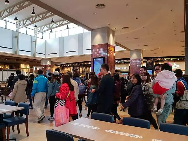 台中三井開幕!海線人看傻「沒看過這麼多人」 第一天「萬人湧入」市民全都後悔了