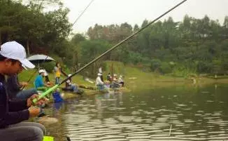 小夥釣上一條大怪魚,身如蟒蛇嘴似鱷魚,岸上人大喊:快逃命!