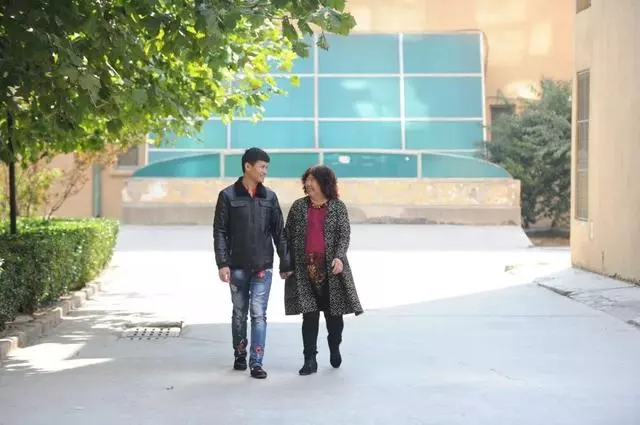 65歲大媽與28歲小伙相愛,還要為他生孩子,你怎麼看?
