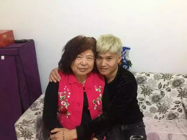 65歲大媽與28歲小伙相愛,還要為他生孩子,你怎麼看?