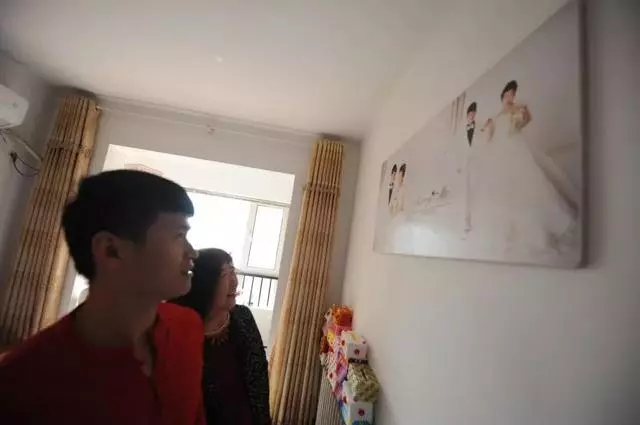 65歲大媽與28歲小伙相愛,還要為他生孩子,你怎麼看?