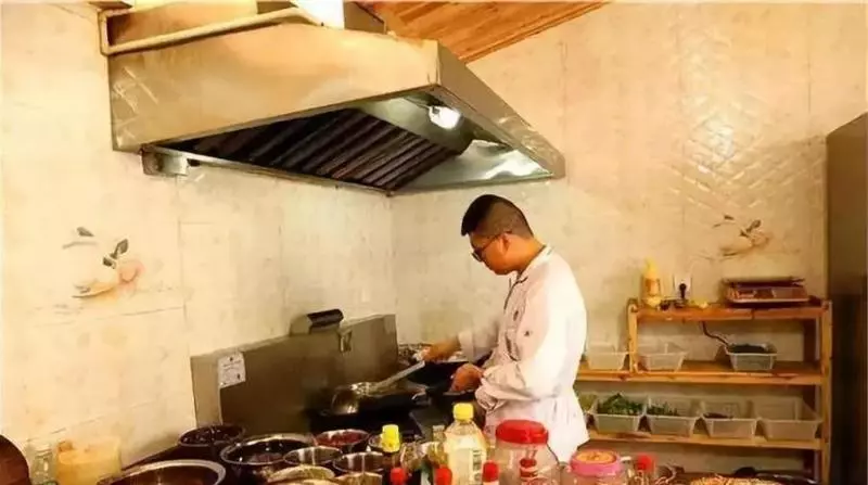我家開餐館,婆婆總來挑剩菜喂豬,她忘帶傘我送去,開門我愣住了