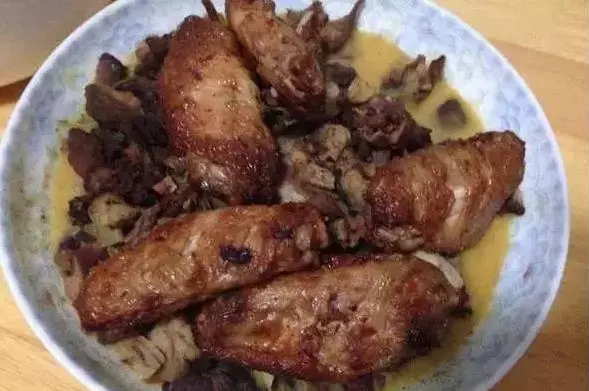 我家開餐館,婆婆總來挑剩菜喂豬,她忘帶傘我送去,開門我愣住了